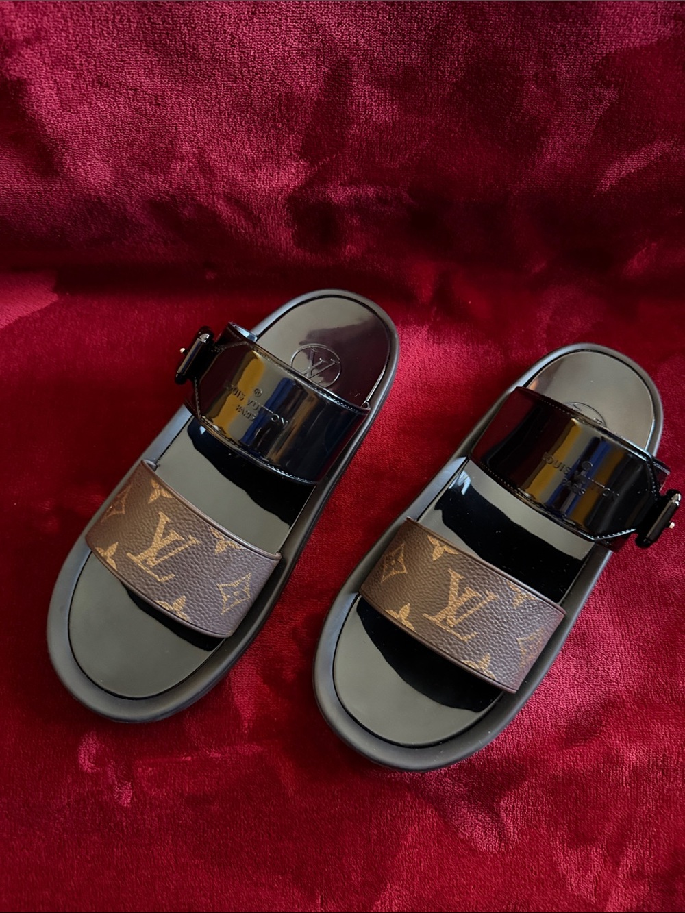 Louis Vuitton Sunbath Flat Mule Sandals Black     - EU 40 / US 10